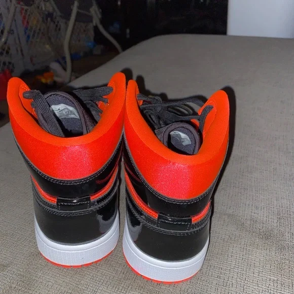 Air Jordan 1 Mid - Picture 2 of 4